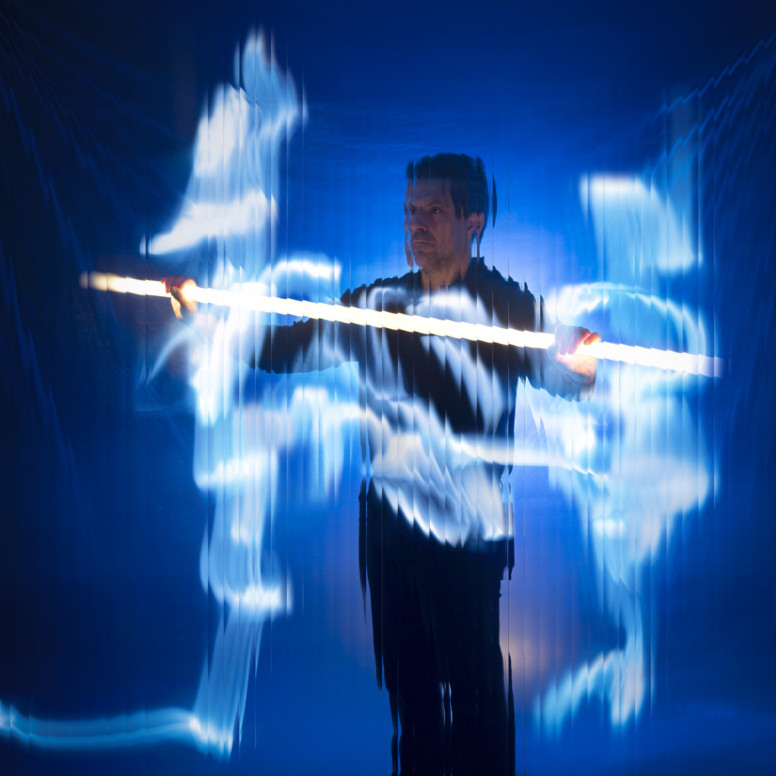 Pour étudier les canaux ioniques liés au cerveau et à l’activité nerveuse et en comprendre les aspects fonctionnels il faut nécessairement une approche multidisciplinaire. Avec des techniques optiques, chimiques et computationnelles (numériques) pour calculer la différence de potentiel de membrane, les fluctuations des courants dans ces canaux, la cinétique du cheminement dans les canaux, les scientifiques ont besoin de données à hautes fréquences, parfois jusqu’à 40 000 images par seconde, Un jour à venir, l’analyse combinée de ces techniques pourra contribuer au soin des maladies rares du cerveau.