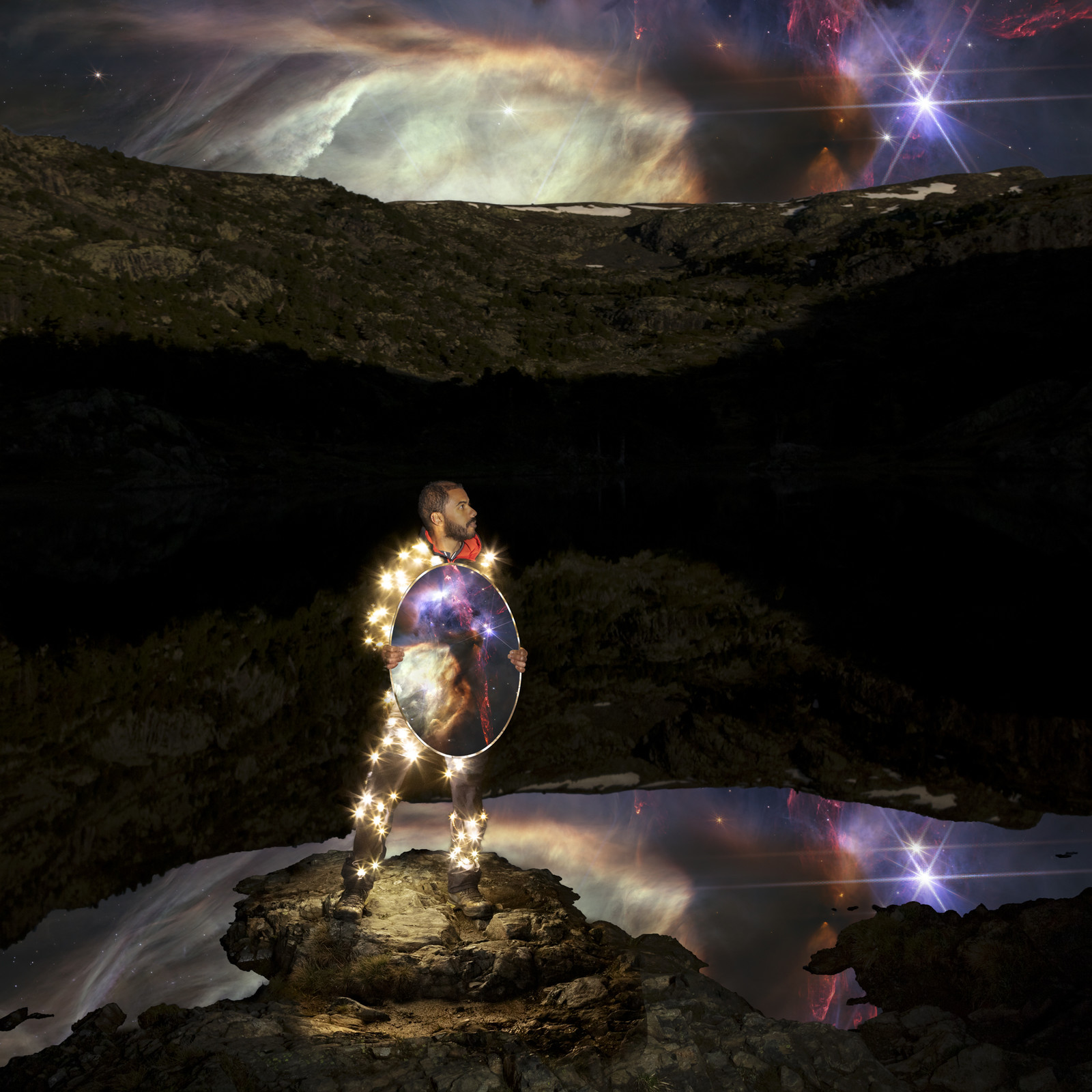 Les chercheurs étudiant les nuages moléculaires sont constamment plongés dans un univers obscur et lointain, qu’ils ne peuvent pas voir et qu’ils connaissent pourtant de près. Ces parties de l’Univers sont ancrées en eux et ils développent une forme de connexion avec elles, comme pour ce nuage moléculaire appelé « Rho Ophiuchi » présent dans notre Voie Lactée.